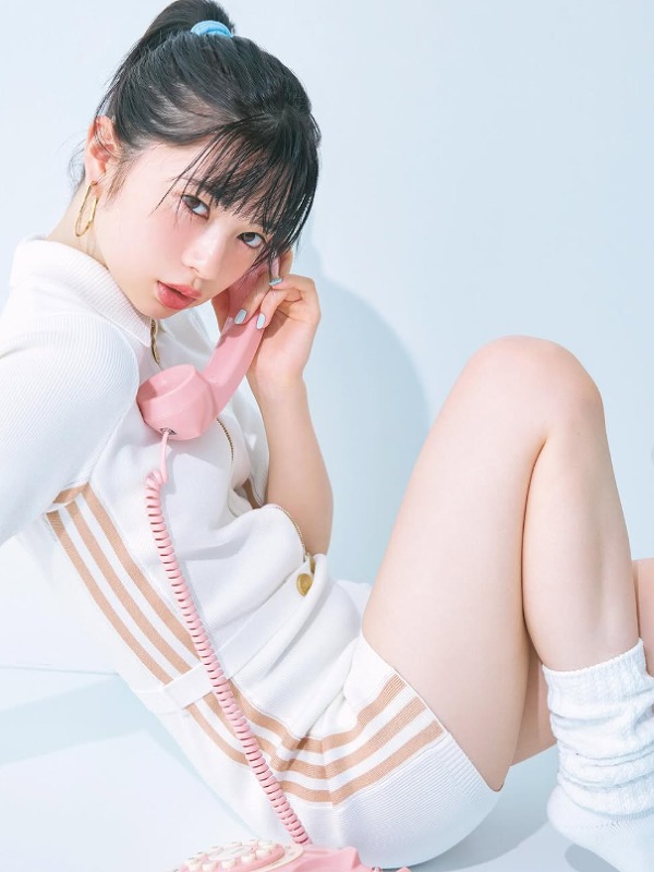 桜田ひよりが白い服を着てピンク色の電話を持つ画像