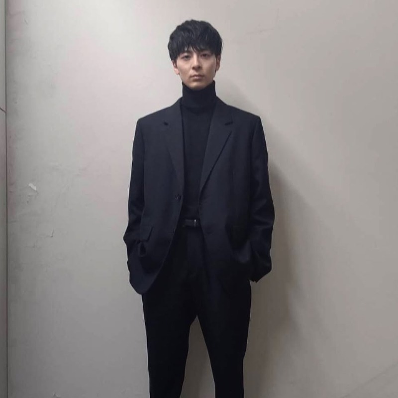 黒いスーツを着た高杉真宙の画像