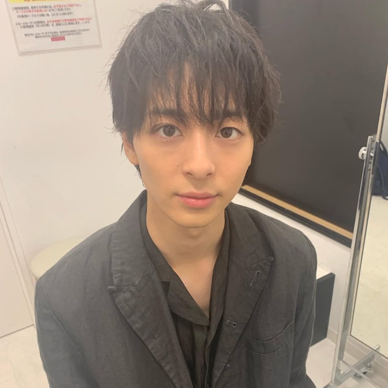 黒いジャケットを着た高杉真宙の画像