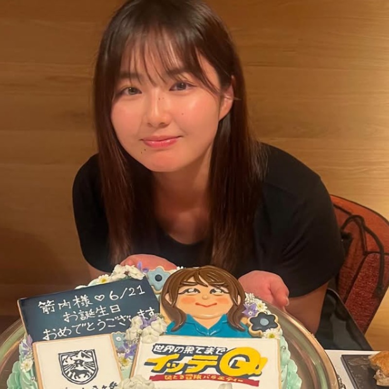 バースデーケーキの前で微笑む箭内夢菜の画像