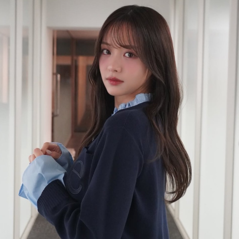 森香澄が廊下で振り替える画像