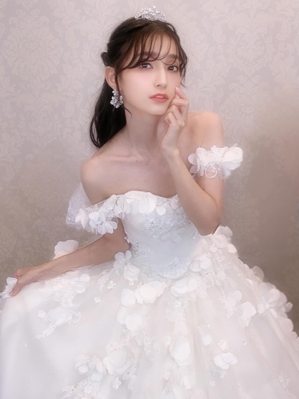 高野麻里佳が白いウェディングドレス姿の画像