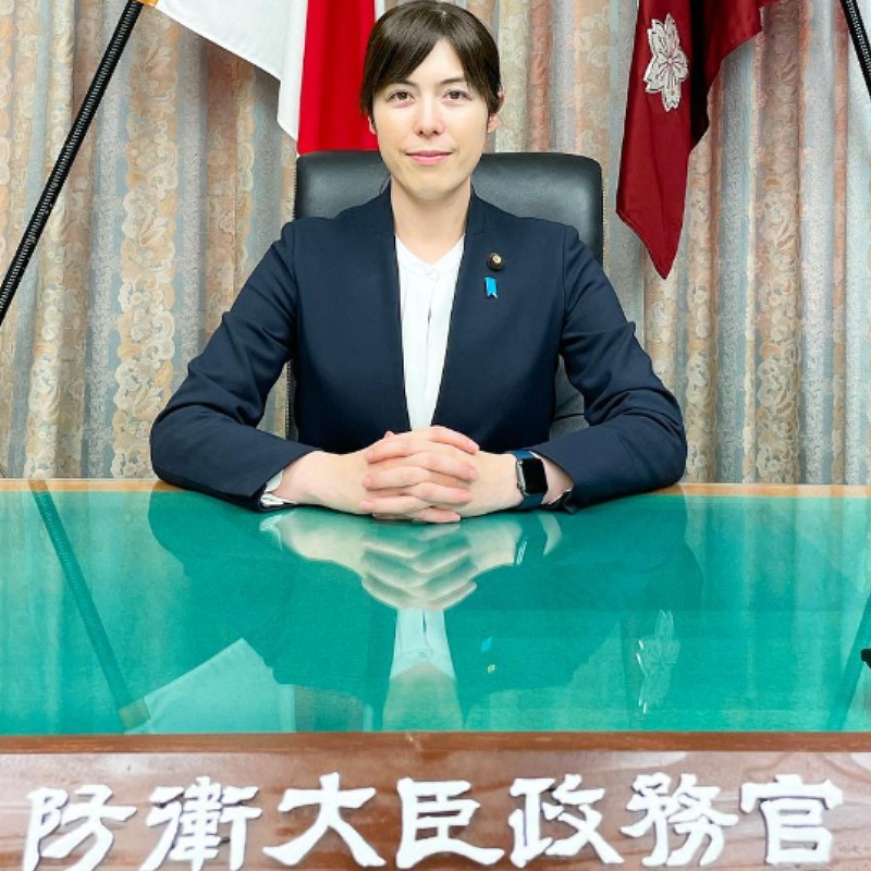 防衛大臣政務官の椅子に座る小野田紀美の画像