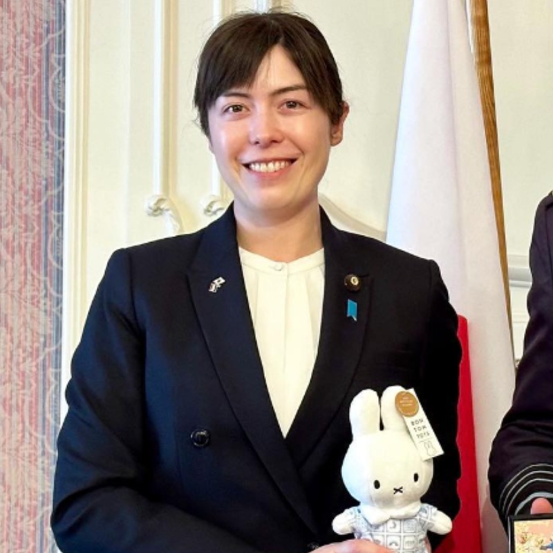 ミッフィーのぬいぐるみを持つ小野田紀美の画像