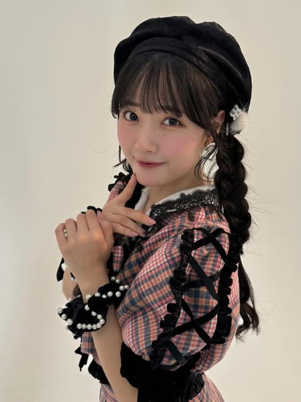 チェック柄の衣装を着た川本笑瑠の画像