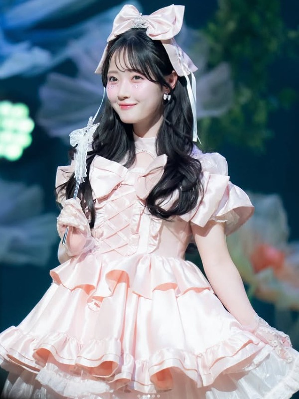 ピンクの衣装を着てステージに立つ川本笑瑠の画像