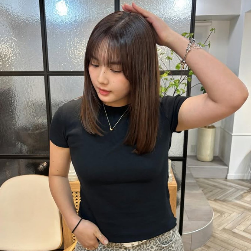 黒いTシャツを着ている箭内夢菜の画像