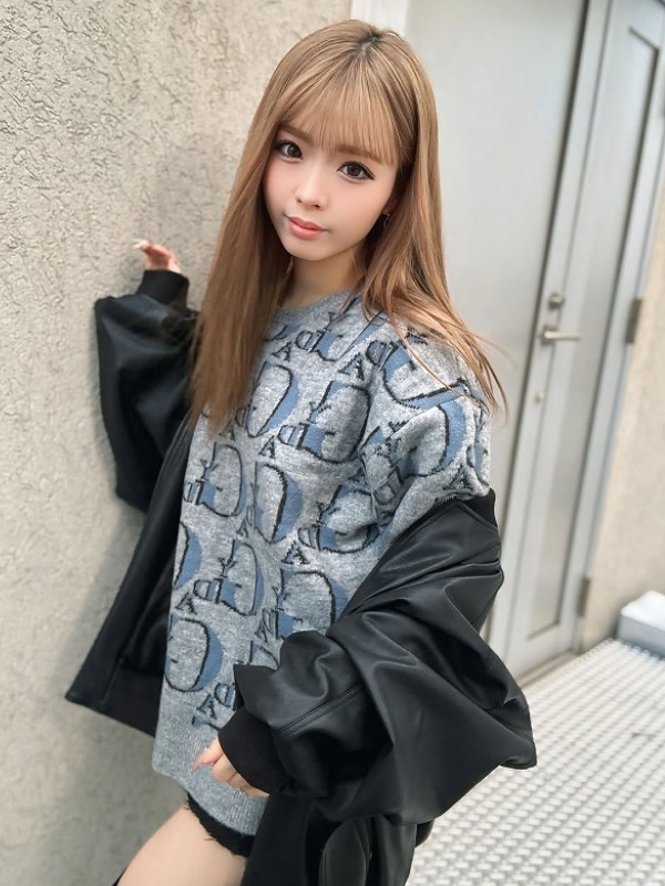 ゆいちゃみ(ゆい小池)がグレーのセーターを着て玄関の近くに立つ画像