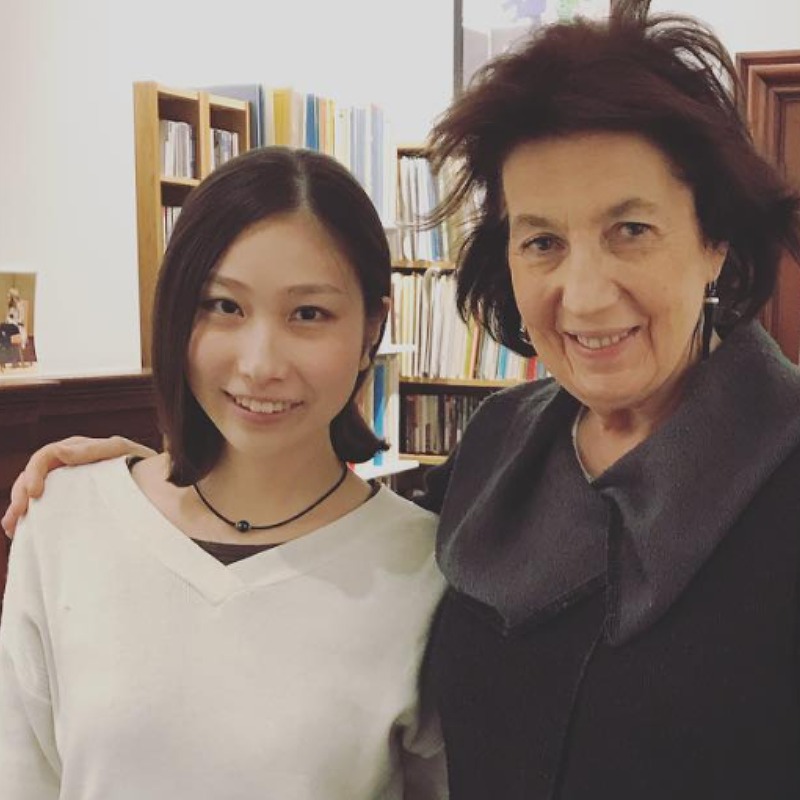 白い服を着た小野田有紗の画像