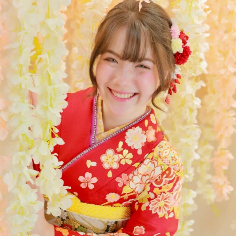 オジャスが和装で微笑む画像髪は茶色