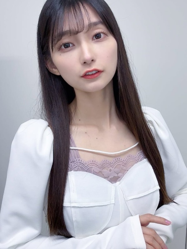 高野麻里佳が白い服を着て髪をストレートにしている画像