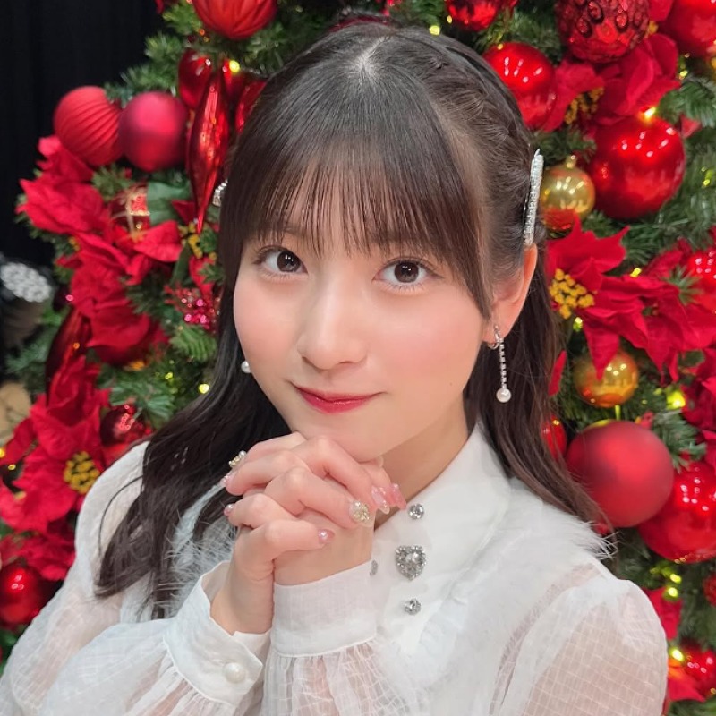 クリスマスツリーの前で祈る北川莉央の画像