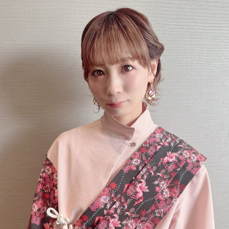 モモコグミカンパニーがピンク色の服を着ている画像