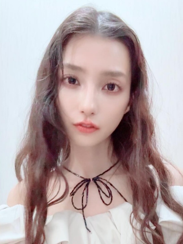 高野麻里佳が白い服を着ている画像