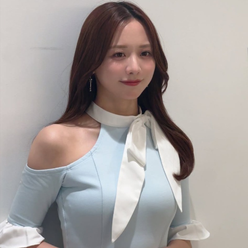 森香澄が水色の服を着ている画像