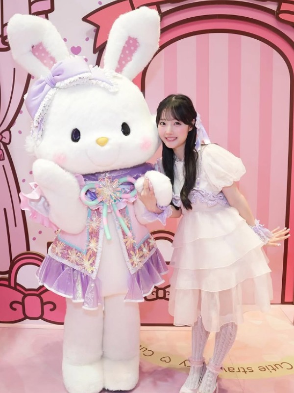 うさぎの着ぐるみと2ショットの川本笑瑠の画像