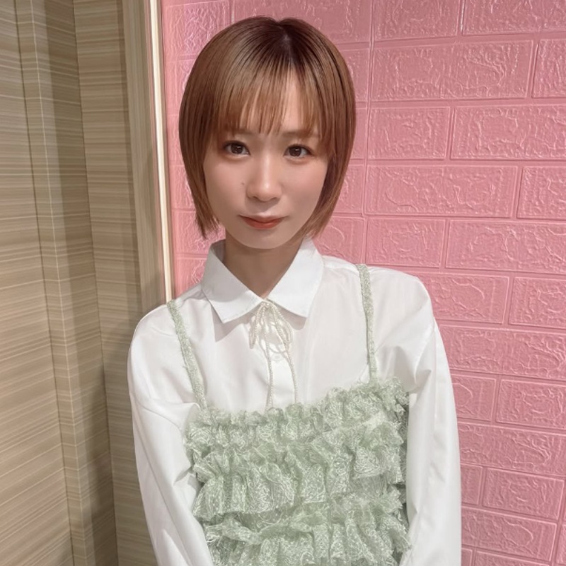 モモコグミカンパニーが白と緑色の服を着ている画像