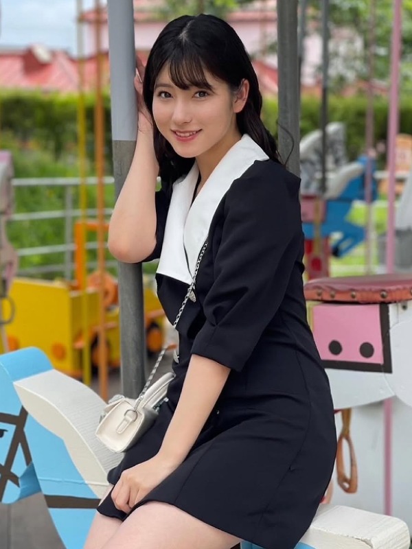 メリーゴーランドに乗る北川莉央の画像