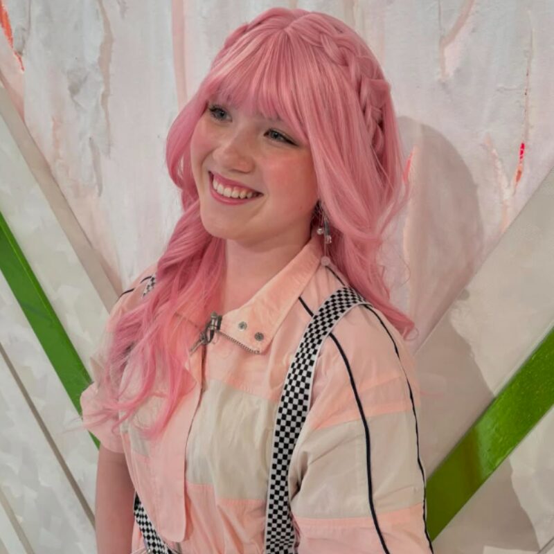 ピンク色の服を着ているオジャスの画像