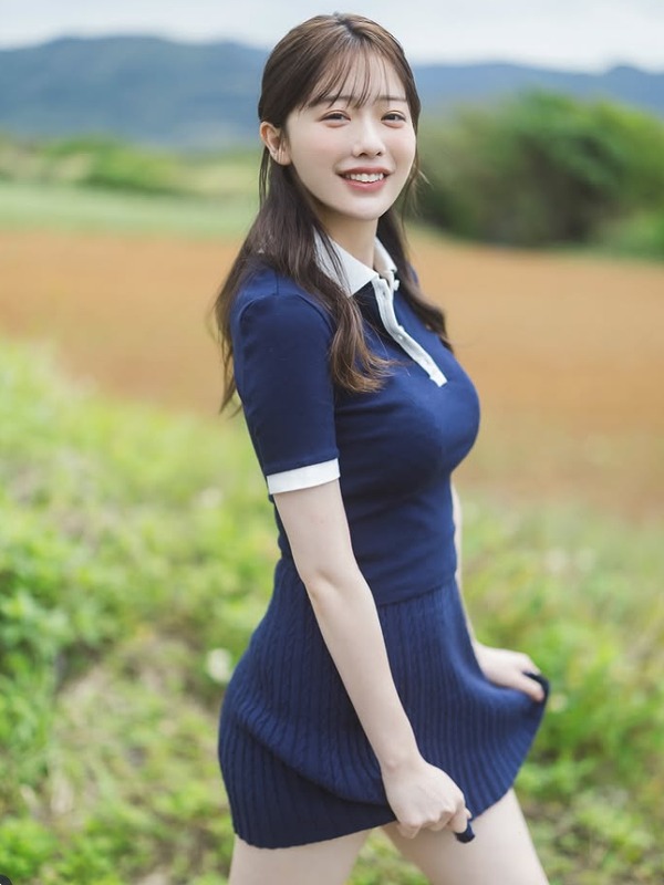 塩見きらが紺色のミニスカワンピを着ている画像