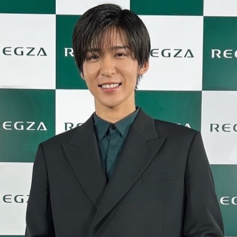 目黒蓮がREGZAのロゴの壁の前に立つ画像