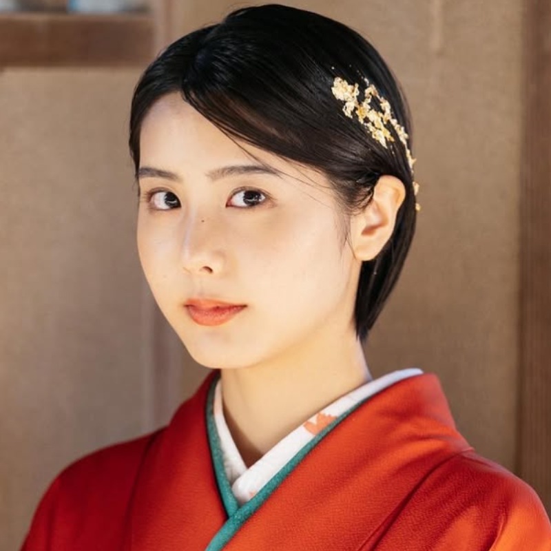 成人式の和服姿の花岡すみれの画像