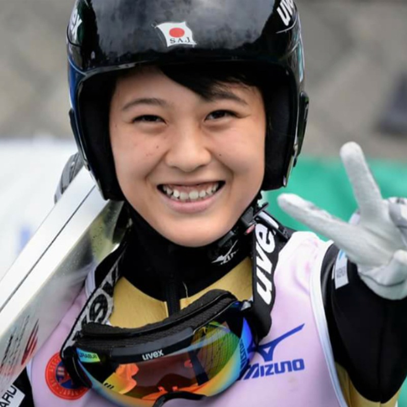 丸山希が笑顔でピースサインをしている画像