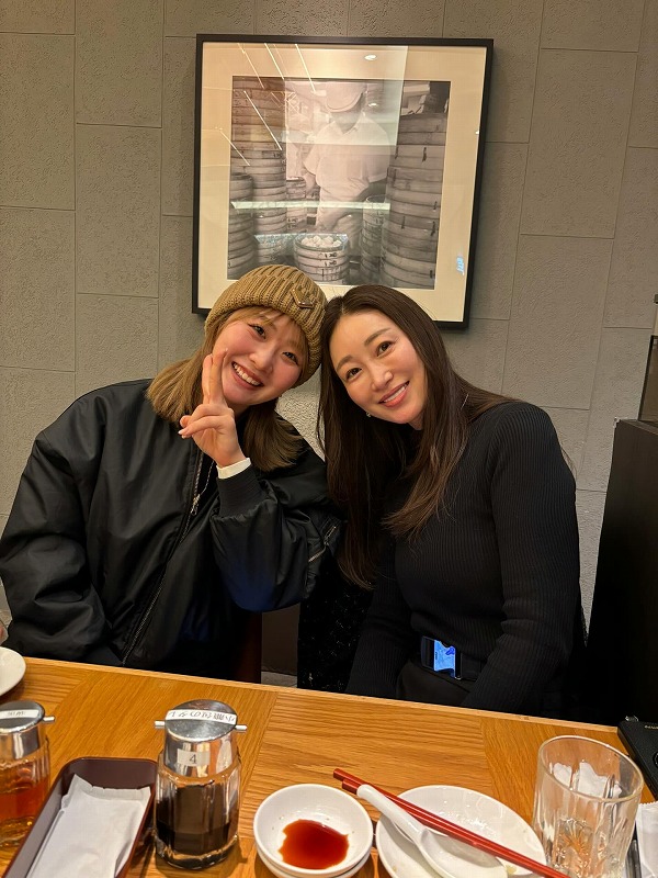 都玲華が母親と一緒に寿司屋にいる画像