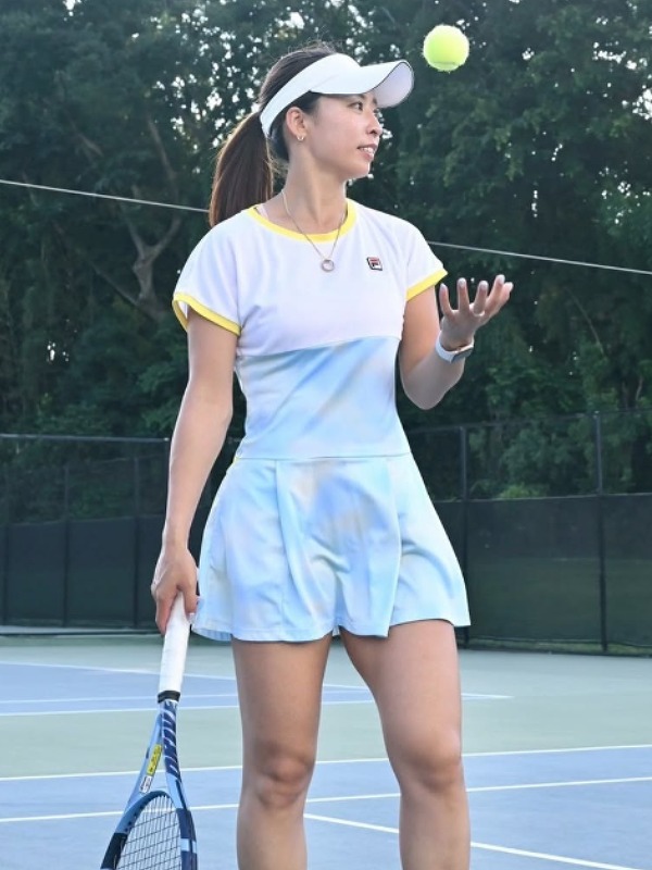 園田彩乃がコートに立ちボールを宙に放る画像