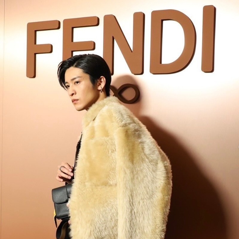 目黒蓮がFENDIのロゴの壁の前に立つ画像