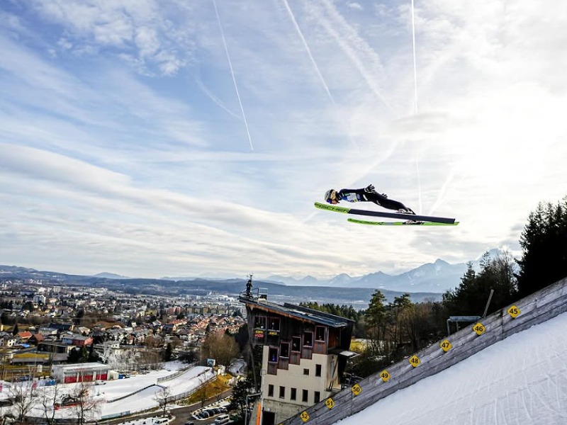 丸山希が飛行している画像