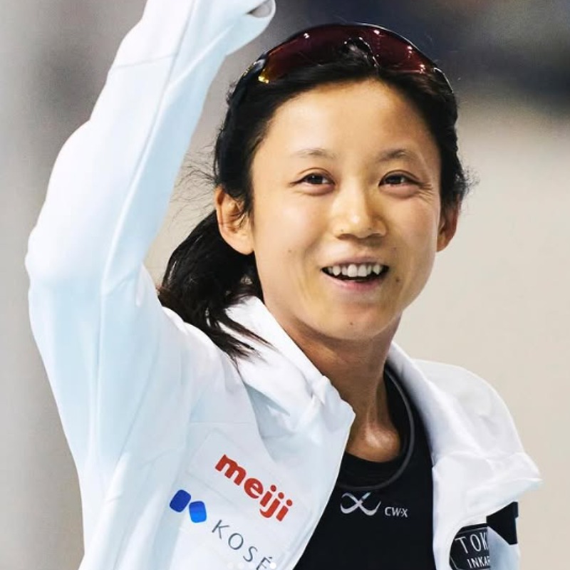 手を上げ声援にこたえる高木美帆の画像