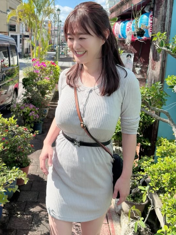 竹中知華が鉢植えの置いてある歩道を歩く画像