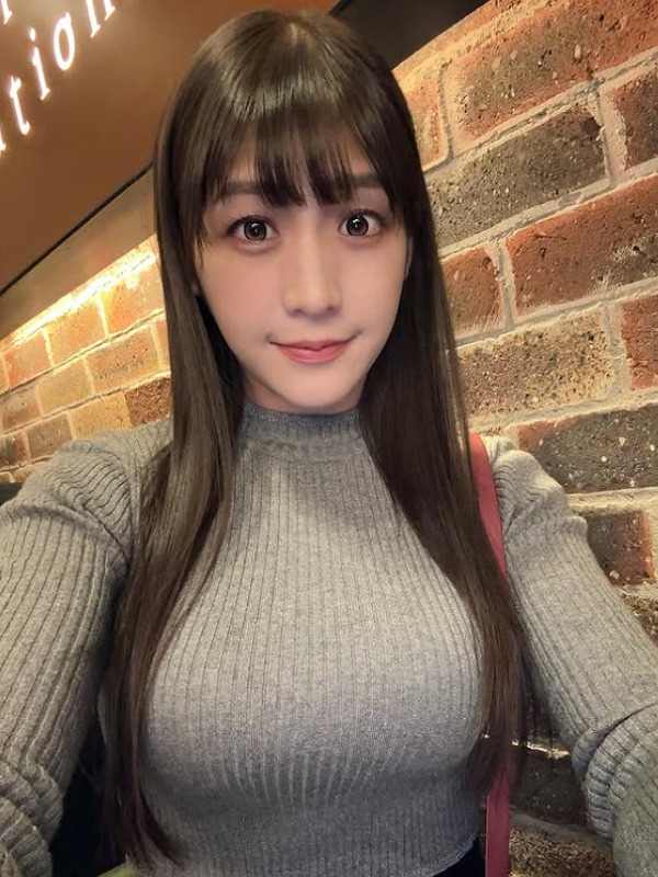 上原わかながグレーのニットを着ている画像