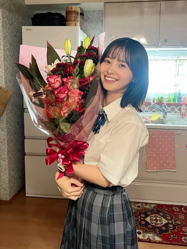 飯沼愛が花束を持つ画像