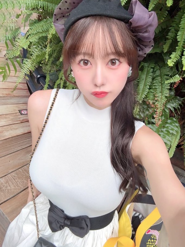音羽美奈が白い服を着ている画像