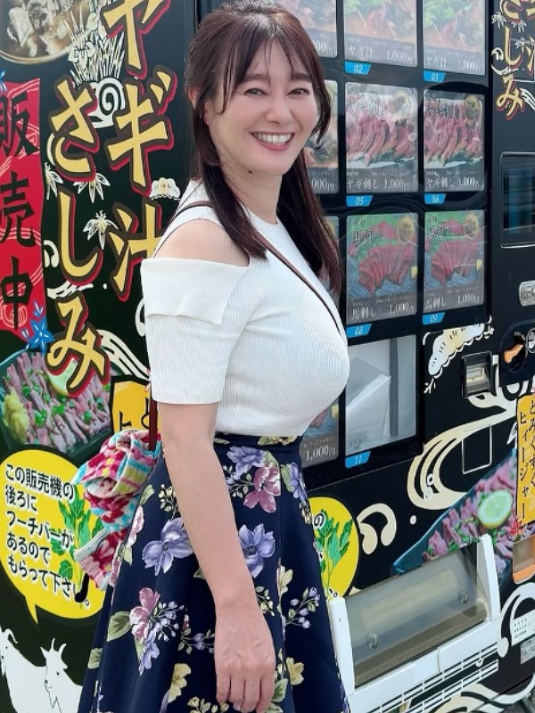 竹中知華が白い服を着て自動販売機の前に立つ画像