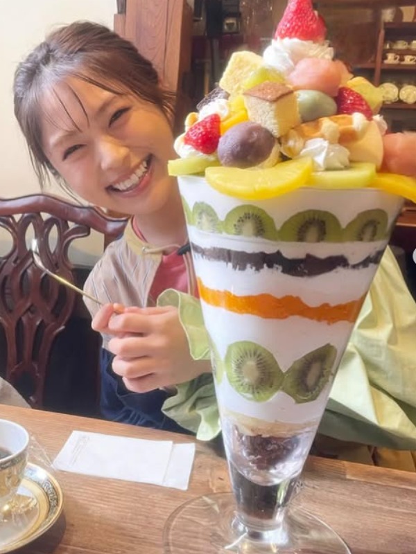 渋谷凪咲が大きなパフェと共に映る画像
