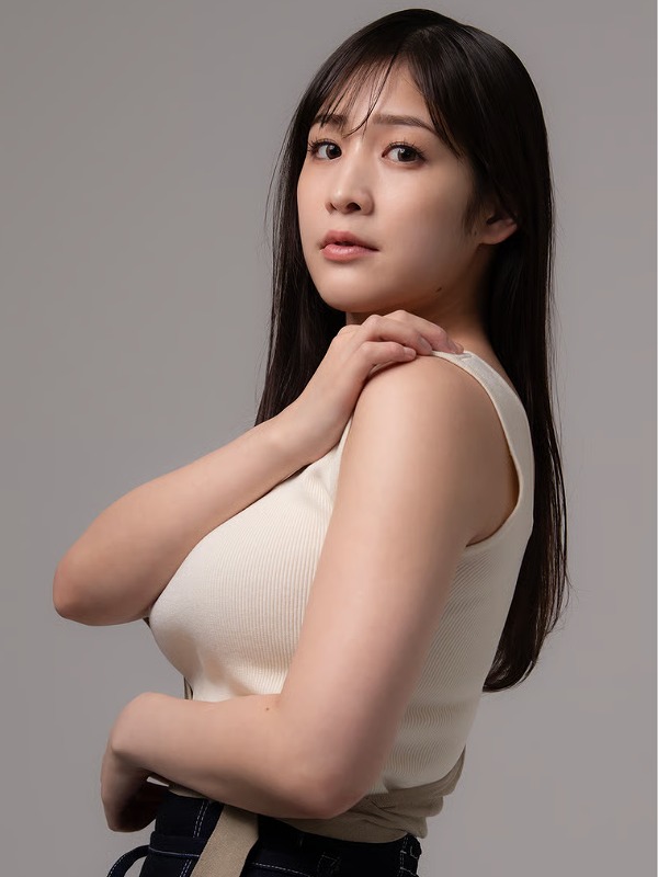 白い服を着ている上原わかなの画像