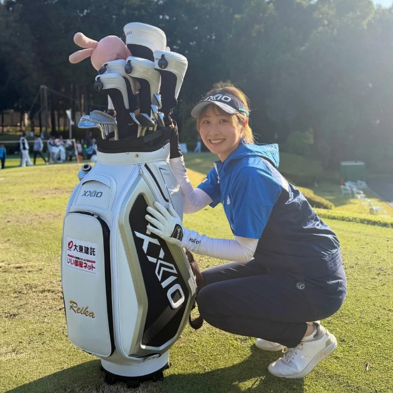 都玲華がゴルフクラブのバッグを大事そうに触れている画像