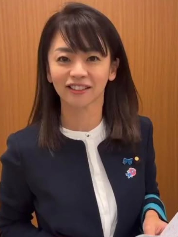 佐々木りえが紺色のスーツを着ている賀ぞう