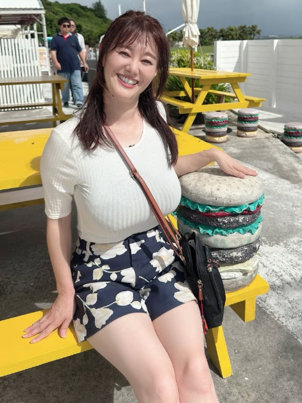 竹中知華が黄色い椅子に座る画像