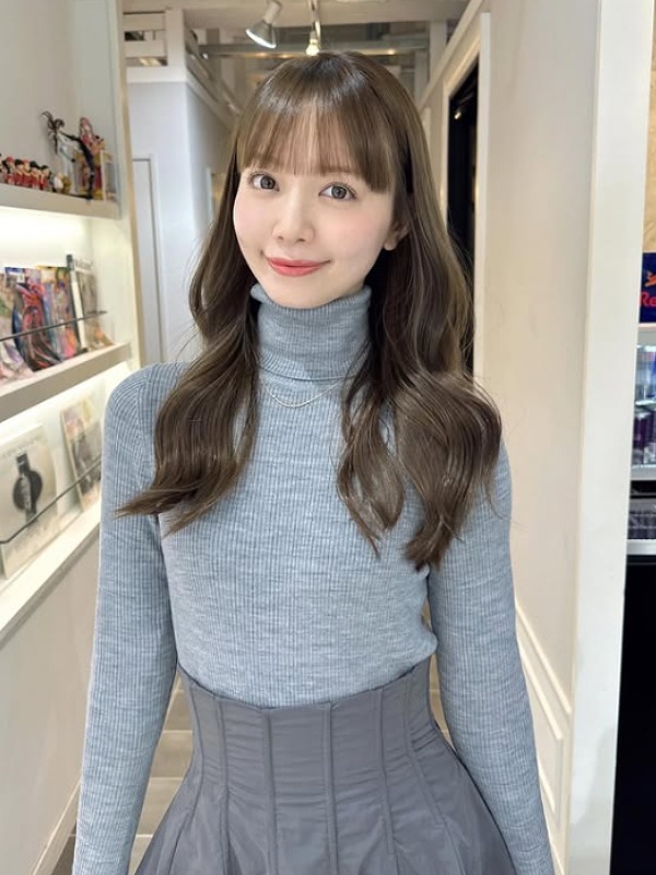 山根千佳がグレーのニットの服を着ている画像