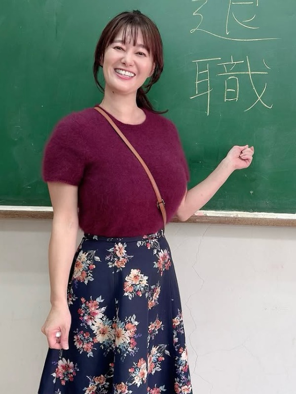 竹中知華が黒板の前に立つ画像