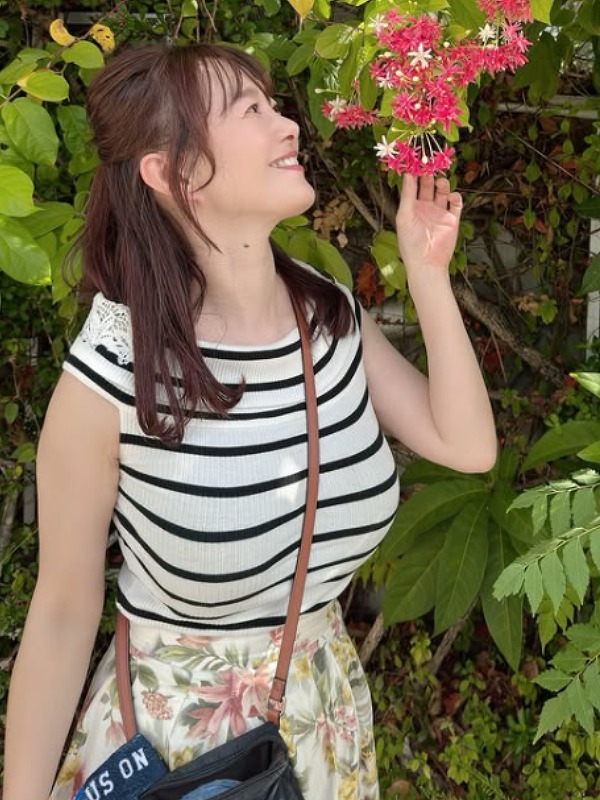 竹中知華が花の香を嗅いでいる画像