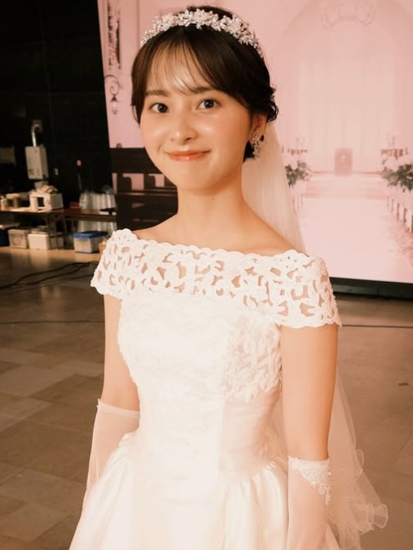 飯沼愛がウエディングドレスを着ている画像