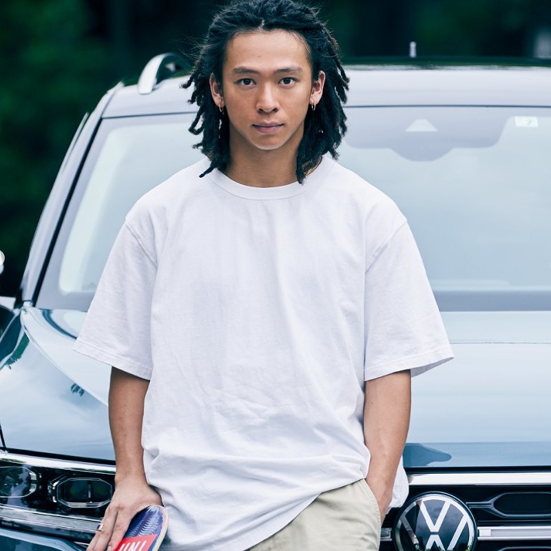 フォルクスワーゲンの前に立つ平野歩夢の画像