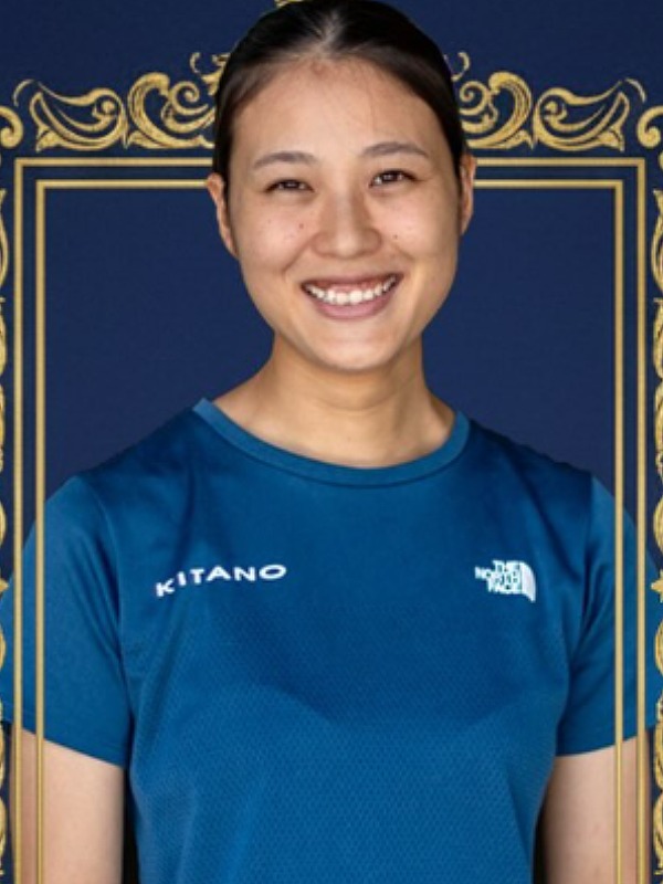 丸山希が青いTシャツを着ている画像