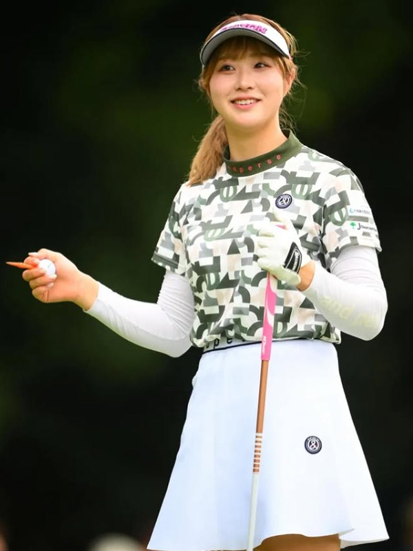 都玲華が白いスカートのゴルフウエアを着ている画像