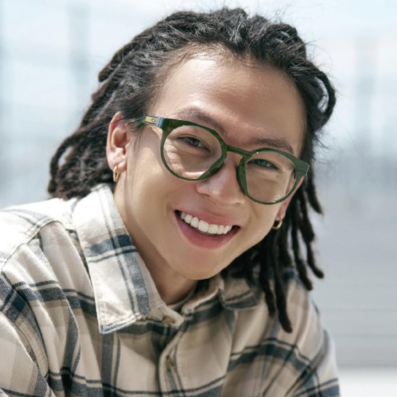 平野歩夢がメガネをかけ笑顔の画像